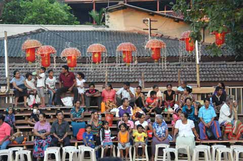 Zuschauer - Navam Perahera Colombo 2014