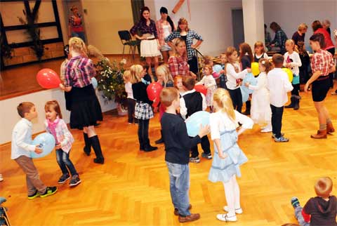 Luftballontanz Kinderkirmes Wechmar 2013