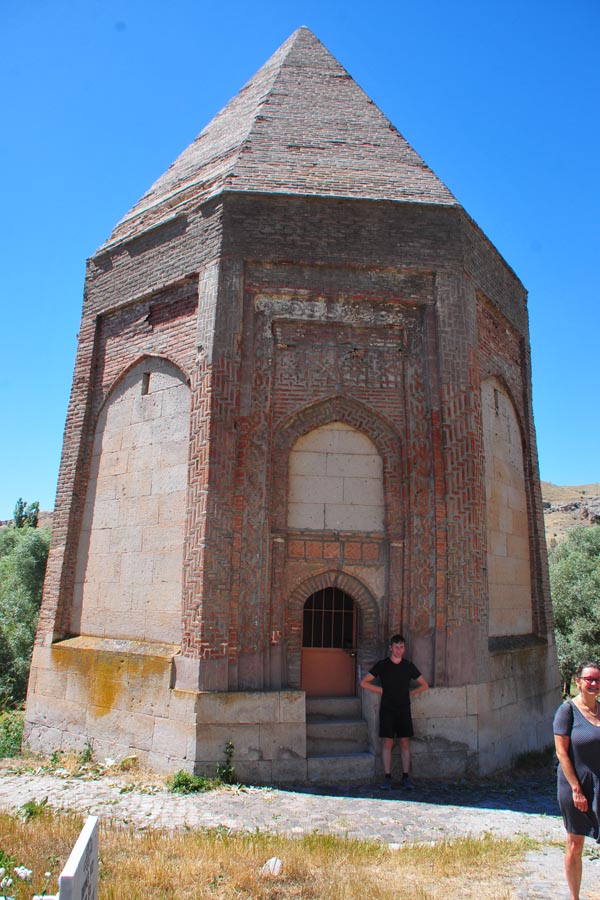 Selime Sultan Türbesi, Yaprakhisar