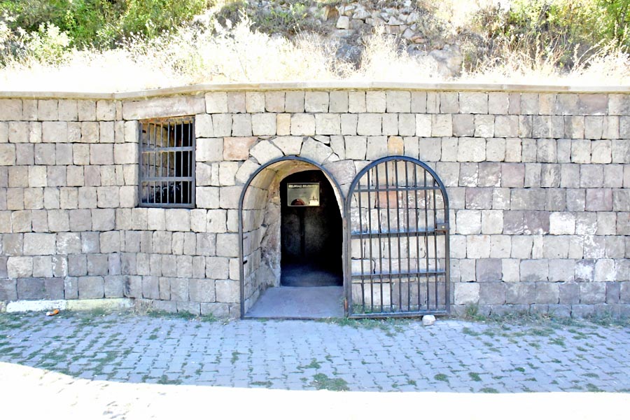 Eingang zu AAğırnas Yeraltı Şehri / Agirnas Underground City