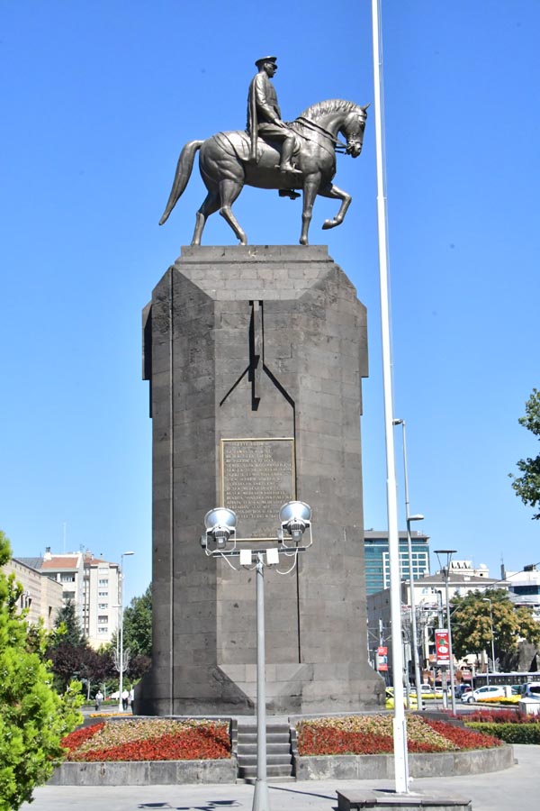 Atatürk Heykeli, Cumhuriyet Meydanı, Kayseri