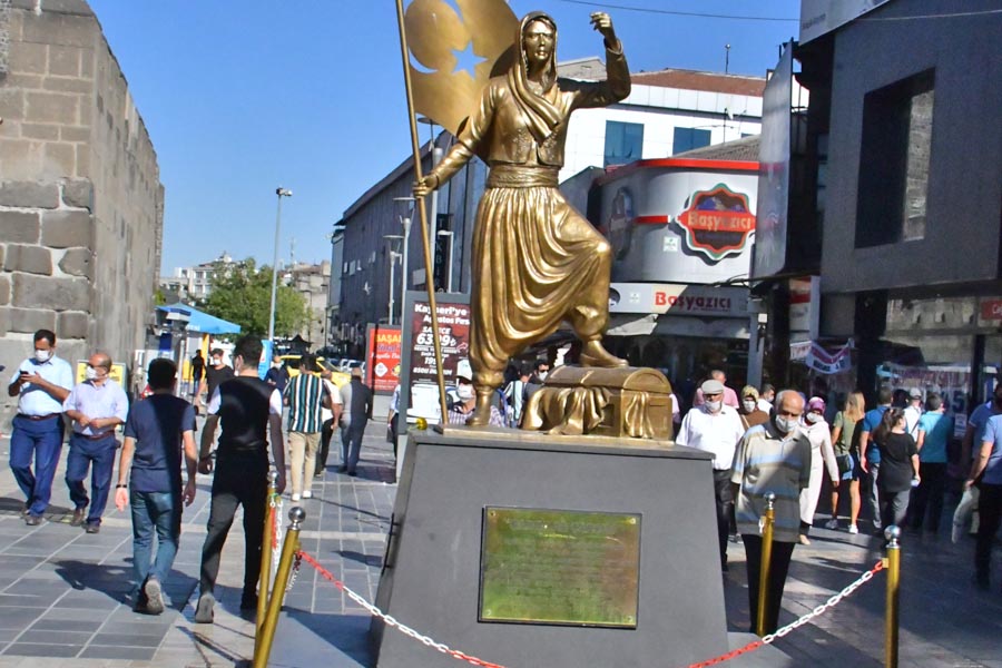 Kadınlar Çarşısı Heykeli, Kayseri