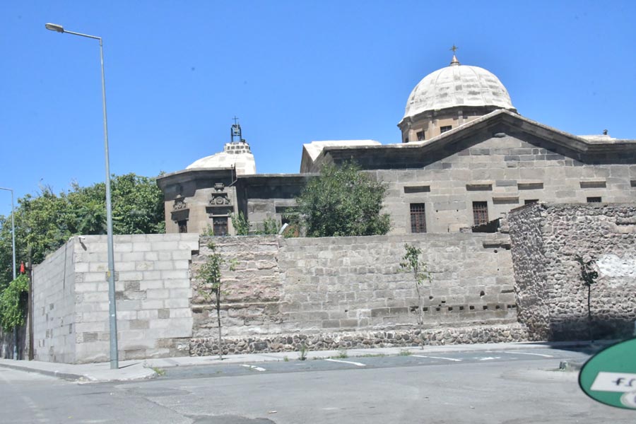 Surp Krikor Lusavoriç Ermeni Kilisesi / Kirche Gregor des Erleuchters mit Schule Sarkis Gümüşyan Okulu, Kayseri