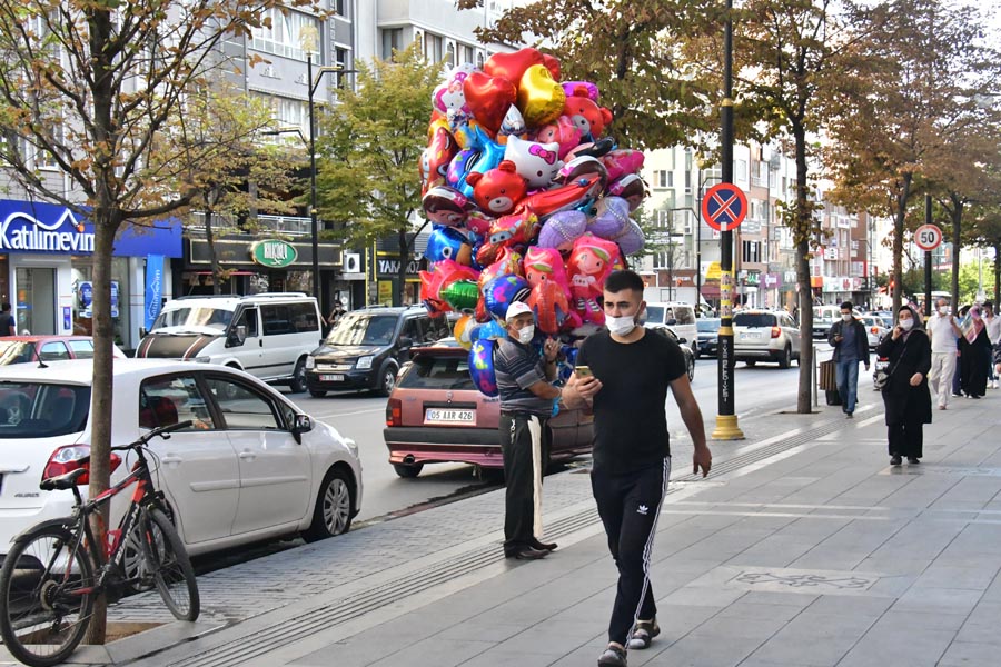 Straßenleben mit Corona-Masken in Sivas