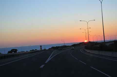 Sonnenuntergang auf der Autobahn A6 bei Limassol, Zypern