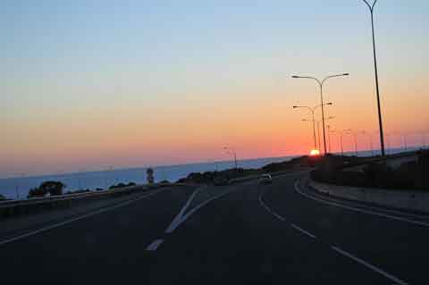 Sonnenuntergang auf der Autobahn A6 bei Limassol, Zypern